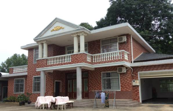 公婆出資給兄弟倆蓋房,大嫂當場怒喊「偏心」!照片放大後,眾人終於看懂她為何不滿
