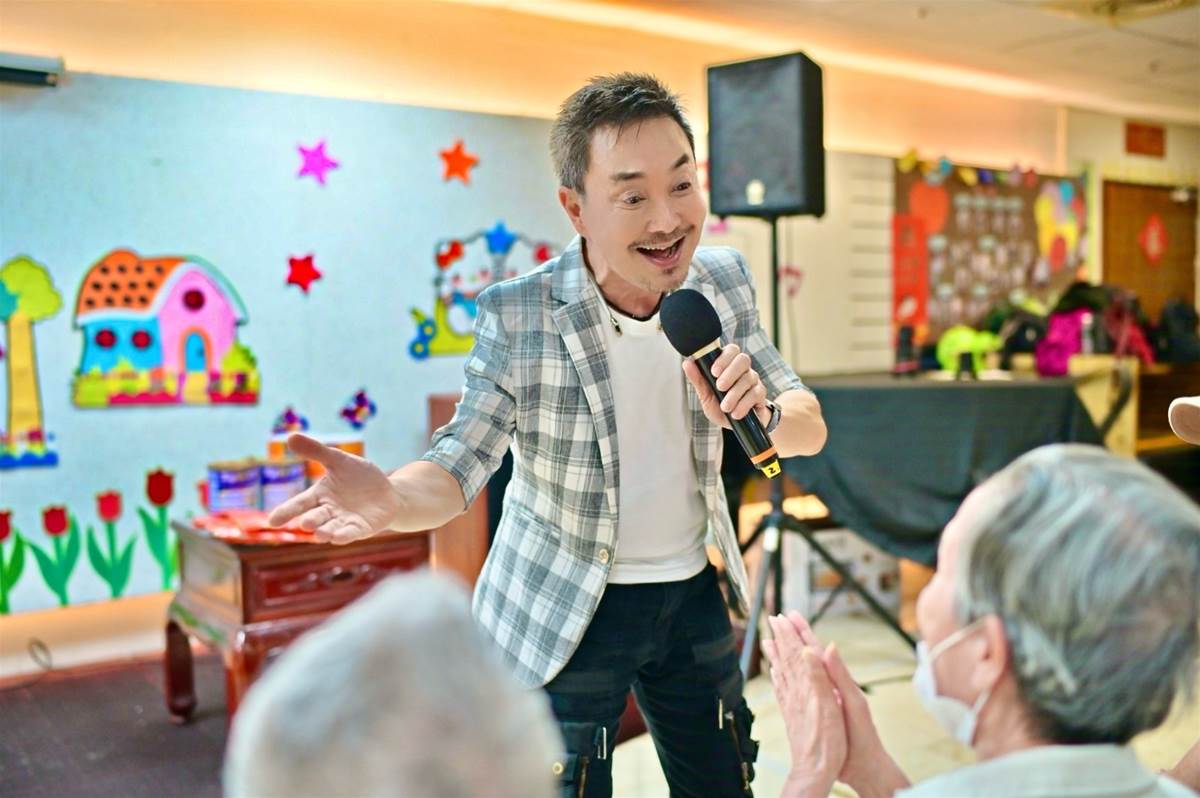 每月近90萬元照顧200多隻浪犬,73歲楊懷民坦言真的快撐不住
曾以「歌仔戲第一小生」走紅的楊懷民,近年淡出演藝圈,不只是因為早年拍攝古裝戲累積的腰、腿與膝蓋負擔,也因身體陸續出現自律神經、心跳與腸胃方面的不適。更沉重的是,他長期照顧園區裡200多隻浪犬,光是8名工作人員、飼養、醫療與手術,每月支出就可能達到80至90萬元,8年下來累計投入超過4000萬元。身體不能久彎、戲約也只能一再推掉,他坦言幾乎靠積蓄苦撐,直到募款計畫上路才稍微喘口氣。當他對園區裡的狗說「你們要比我先走,不然誰照顧你們」,背後真正放不下的,究竟是金錢壓力、健康負擔,還是多年累積的責任?
(詳細內容請見留言)