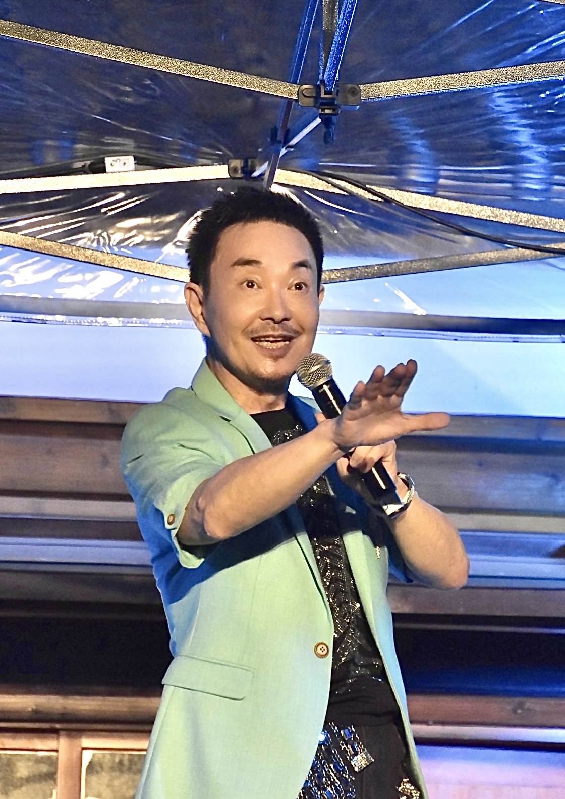 每月近90萬元照顧200多隻浪犬,73歲楊懷民坦言真的快撐不住
曾以「歌仔戲第一小生」走紅的楊懷民,近年淡出演藝圈,不只是因為早年拍攝古裝戲累積的腰、腿與膝蓋負擔,也因身體陸續出現自律神經、心跳與腸胃方面的不適。更沉重的是,他長期照顧園區裡200多隻浪犬,光是8名工作人員、飼養、醫療與手術,每月支出就可能達到80至90萬元,8年下來累計投入超過4000萬元。身體不能久彎、戲約也只能一再推掉,他坦言幾乎靠積蓄苦撐,直到募款計畫上路才稍微喘口氣。當他對園區裡的狗說「你們要比我先走,不然誰照顧你們」,背後真正放不下的,究竟是金錢壓力、健康負擔,還是多年累積的責任?
(詳細內容請見留言)
