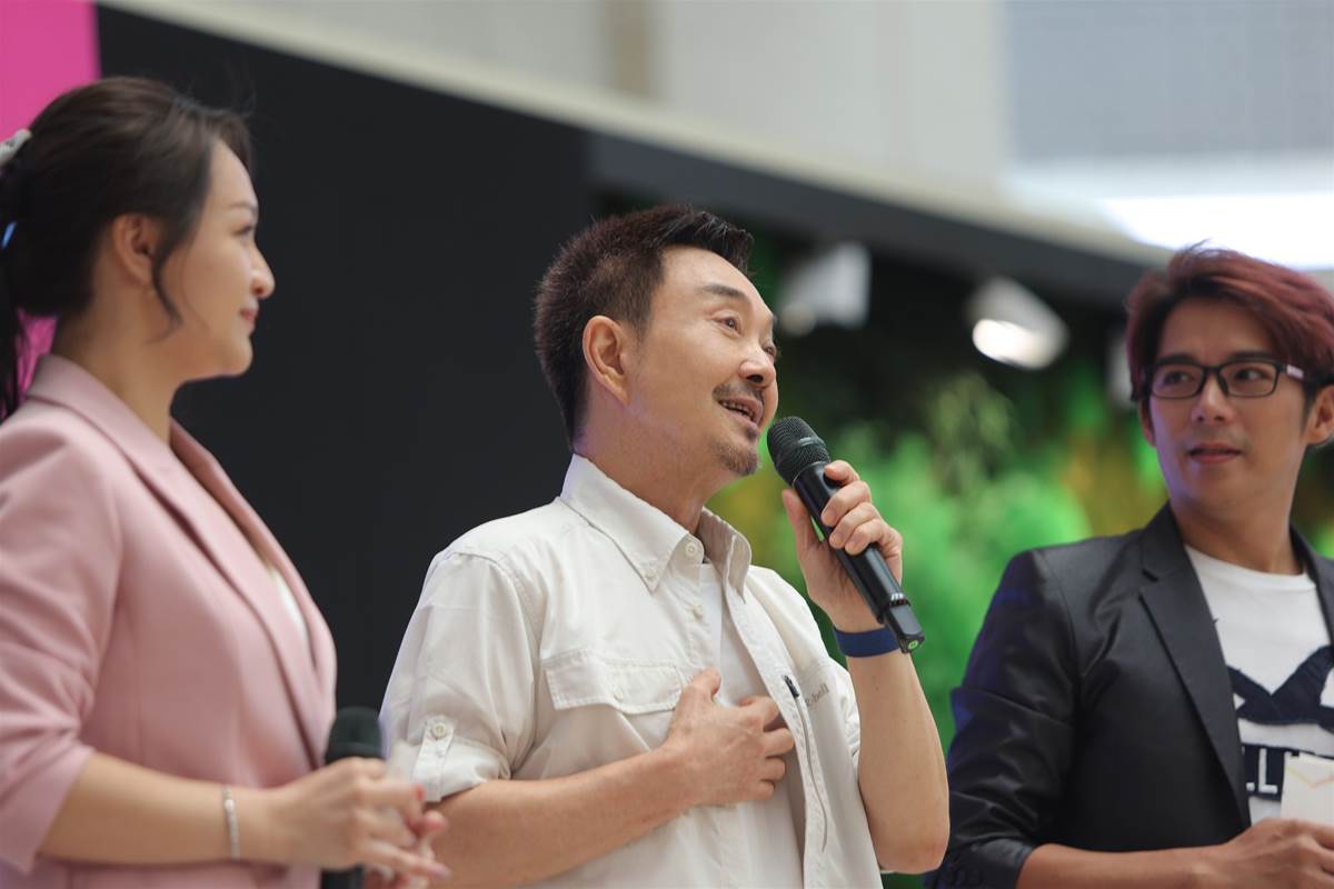 每月近90萬元照顧200多隻浪犬,73歲楊懷民坦言真的快撐不住
曾以「歌仔戲第一小生」走紅的楊懷民,近年淡出演藝圈,不只是因為早年拍攝古裝戲累積的腰、腿與膝蓋負擔,也因身體陸續出現自律神經、心跳與腸胃方面的不適。更沉重的是,他長期照顧園區裡200多隻浪犬,光是8名工作人員、飼養、醫療與手術,每月支出就可能達到80至90萬元,8年下來累計投入超過4000萬元。身體不能久彎、戲約也只能一再推掉,他坦言幾乎靠積蓄苦撐,直到募款計畫上路才稍微喘口氣。當他對園區裡的狗說「你們要比我先走,不然誰照顧你們」,背後真正放不下的,究竟是金錢壓力、健康負擔,還是多年累積的責任?
(詳細內容請見留言)