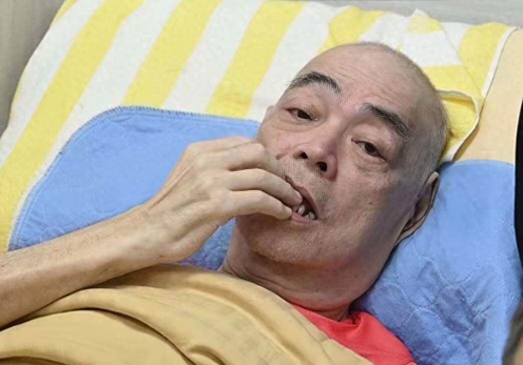 72歲「靚聲王」張偉文暴瘦約50公斤，老友坐輪椅探望的一幕令人鼻酸
昔日在舞臺上以厚實歌聲走紅的張偉文，晚年因糖尿病、腰椎問題、認知狀況與感染等多重健康挑戰，體重從約100公斤降到約50公斤，生活也需要長期照護。中秋前後，身體同樣不便的老友羅浩楷仍堅持坐著輪椅前往探望；一人躺在床上、一人坐在輪椅上，兩位老朋友相互安慰，張偉文當場落淚。經紀人方俊多年來持續陪伴、送餐與處理生活所需，也談到他曾兩度陷入危急狀況，最後仍靠治療與意志撐過來。從掌聲不斷的歌壇歲月走到需要旁人照顧的日常，他最難熬的究竟是病痛、孤單，還是舞臺遠去後的巨大落差？
（詳細內容請見留言）