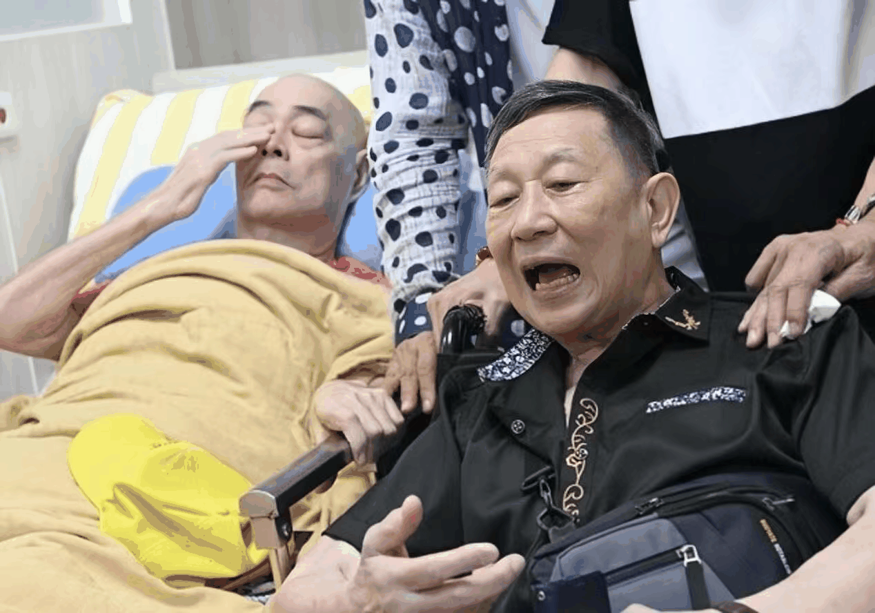 72歲「靚聲王」張偉文暴瘦約50公斤，老友坐輪椅探望的一幕令人鼻酸
昔日在舞臺上以厚實歌聲走紅的張偉文，晚年因糖尿病、腰椎問題、認知狀況與感染等多重健康挑戰，體重從約100公斤降到約50公斤，生活也需要長期照護。中秋前後，身體同樣不便的老友羅浩楷仍堅持坐著輪椅前往探望；一人躺在床上、一人坐在輪椅上，兩位老朋友相互安慰，張偉文當場落淚。經紀人方俊多年來持續陪伴、送餐與處理生活所需，也談到他曾兩度陷入危急狀況，最後仍靠治療與意志撐過來。從掌聲不斷的歌壇歲月走到需要旁人照顧的日常，他最難熬的究竟是病痛、孤單，還是舞臺遠去後的巨大落差？
（詳細內容請見留言）