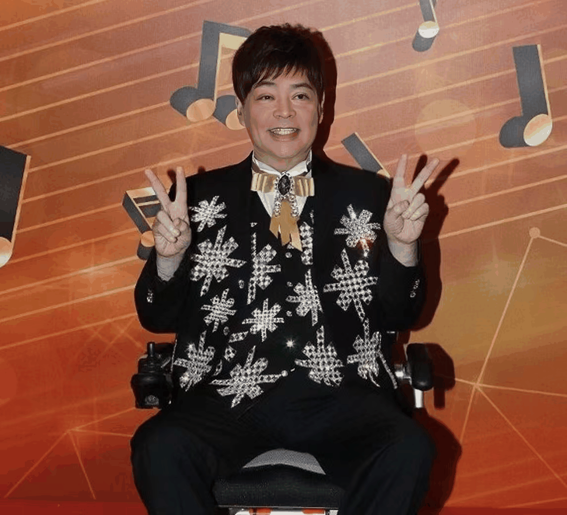 72歲「靚聲王」張偉文暴瘦約50公斤，老友坐輪椅探望的一幕令人鼻酸
昔日在舞臺上以厚實歌聲走紅的張偉文，晚年因糖尿病、腰椎問題、認知狀況與感染等多重健康挑戰，體重從約100公斤降到約50公斤，生活也需要長期照護。中秋前後，身體同樣不便的老友羅浩楷仍堅持坐著輪椅前往探望；一人躺在床上、一人坐在輪椅上，兩位老朋友相互安慰，張偉文當場落淚。經紀人方俊多年來持續陪伴、送餐與處理生活所需，也談到他曾兩度陷入危急狀況，最後仍靠治療與意志撐過來。從掌聲不斷的歌壇歲月走到需要旁人照顧的日常，他最難熬的究竟是病痛、孤單，還是舞臺遠去後的巨大落差？
（詳細內容請見留言）