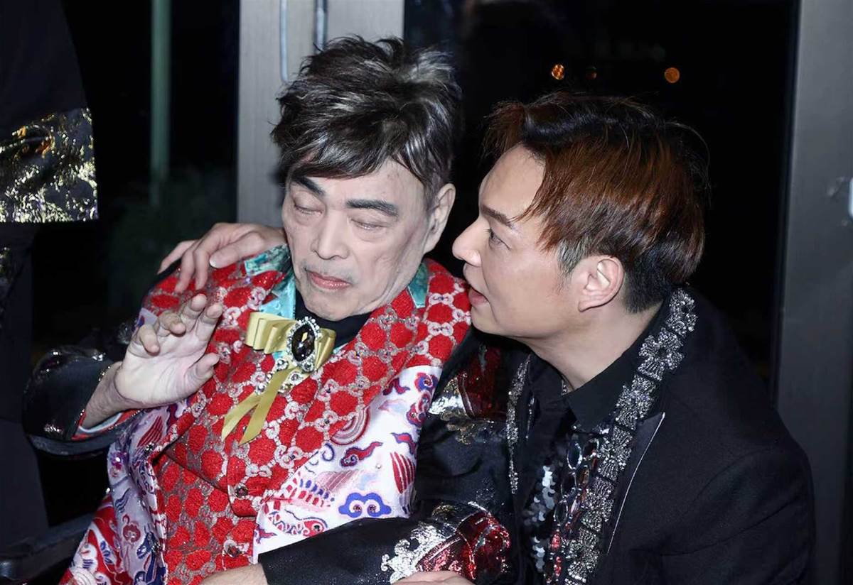 72歲「靚聲王」張偉文暴瘦約50公斤，老友坐輪椅探望的一幕令人鼻酸
昔日在舞臺上以厚實歌聲走紅的張偉文，晚年因糖尿病、腰椎問題、認知狀況與感染等多重健康挑戰，體重從約100公斤降到約50公斤，生活也需要長期照護。中秋前後，身體同樣不便的老友羅浩楷仍堅持坐著輪椅前往探望；一人躺在床上、一人坐在輪椅上，兩位老朋友相互安慰，張偉文當場落淚。經紀人方俊多年來持續陪伴、送餐與處理生活所需，也談到他曾兩度陷入危急狀況，最後仍靠治療與意志撐過來。從掌聲不斷的歌壇歲月走到需要旁人照顧的日常，他最難熬的究竟是病痛、孤單，還是舞臺遠去後的巨大落差？
（詳細內容請見留言）