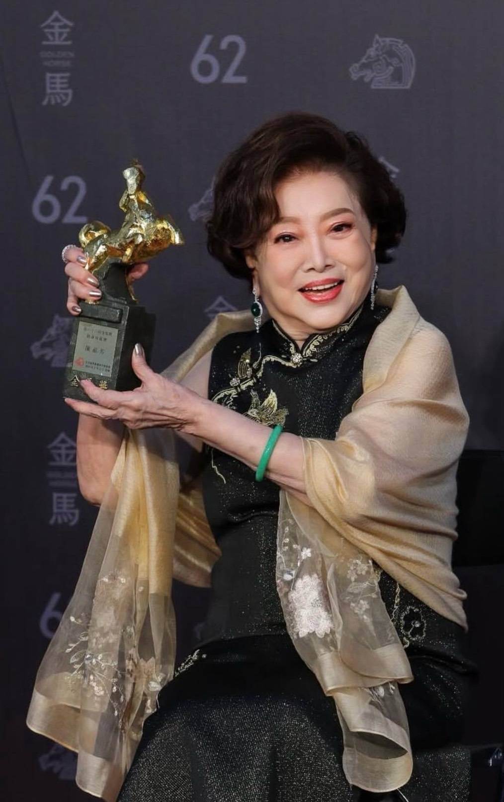 87歲仍租屋、只用兩個帳戶，陳淑芳多年理財方式藏著真正原因
金馬影后陳淑芳演戲數十年，生活卻始終簡單，至今仍租屋，也沒有把收入全留給自己。她長年將日常開銷與公益款項分開管理，一個帳戶處理生活，一個帳戶專門保留幫助他人的支出，直到現在仍會把部分工作收入投入公益。她曾因受騙而失去房子，年輕時沒有能力購買保險，年紀大了又受到投保條件限制，但談起這些經歷，她沒有把自己說得悲情，只視為人生走過的過程。對生死與身後安排，她同樣看得平靜，更在意活著時不要做愧對別人的事。沒有豪宅、沒有複雜投資，她為何仍被認為是演藝圈最難得的「富有」長輩？兩個帳戶背後留下的答案，比數字更值得細看。
（詳細內容請見留言）