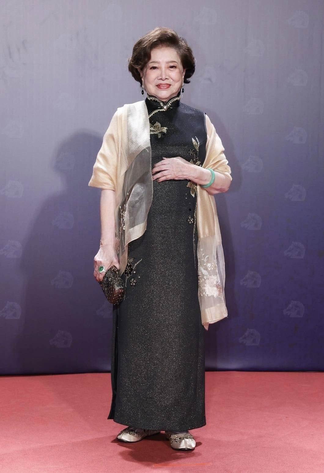 87歲仍租屋、只用兩個帳戶，陳淑芳多年理財方式藏著真正原因
金馬影后陳淑芳演戲數十年，生活卻始終簡單，至今仍租屋，也沒有把收入全留給自己。她長年將日常開銷與公益款項分開管理，一個帳戶處理生活，一個帳戶專門保留幫助他人的支出，直到現在仍會把部分工作收入投入公益。她曾因受騙而失去房子，年輕時沒有能力購買保險，年紀大了又受到投保條件限制，但談起這些經歷，她沒有把自己說得悲情，只視為人生走過的過程。對生死與身後安排，她同樣看得平靜，更在意活著時不要做愧對別人的事。沒有豪宅、沒有複雜投資，她為何仍被認為是演藝圈最難得的「富有」長輩？兩個帳戶背後留下的答案，比數字更值得細看。
（詳細內容請見留言）