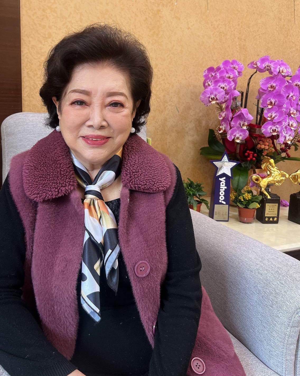 87歲仍租屋、只用兩個帳戶，陳淑芳多年理財方式藏著真正原因
金馬影后陳淑芳演戲數十年，生活卻始終簡單，至今仍租屋，也沒有把收入全留給自己。她長年將日常開銷與公益款項分開管理，一個帳戶處理生活，一個帳戶專門保留幫助他人的支出，直到現在仍會把部分工作收入投入公益。她曾因受騙而失去房子，年輕時沒有能力購買保險，年紀大了又受到投保條件限制，但談起這些經歷，她沒有把自己說得悲情，只視為人生走過的過程。對生死與身後安排，她同樣看得平靜，更在意活著時不要做愧對別人的事。沒有豪宅、沒有複雜投資，她為何仍被認為是演藝圈最難得的「富有」長輩？兩個帳戶背後留下的答案，比數字更值得細看。
（詳細內容請見留言）
