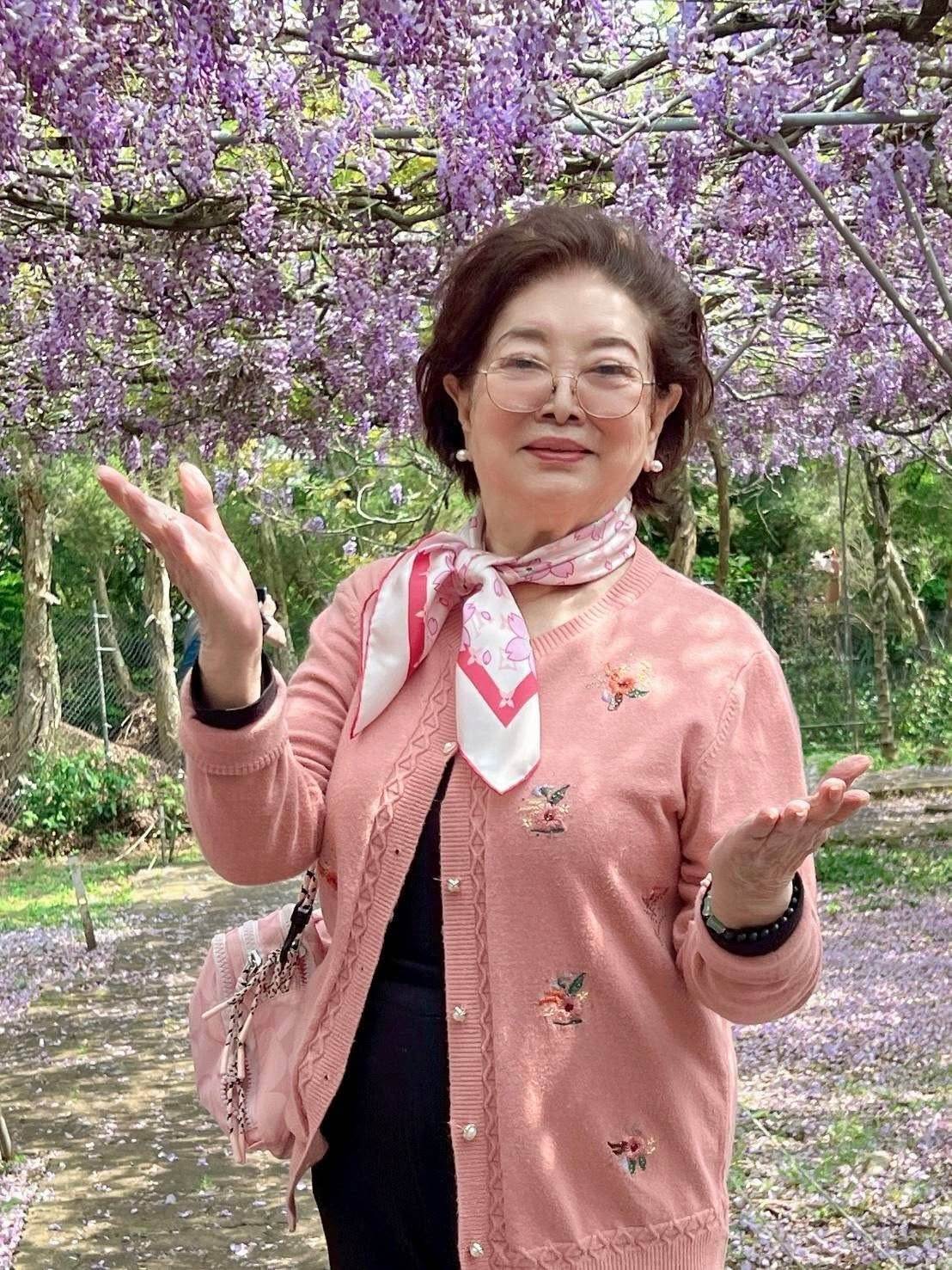 87歲仍租屋、只用兩個帳戶，陳淑芳多年理財方式藏著真正原因
金馬影后陳淑芳演戲數十年，生活卻始終簡單，至今仍租屋，也沒有把收入全留給自己。她長年將日常開銷與公益款項分開管理，一個帳戶處理生活，一個帳戶專門保留幫助他人的支出，直到現在仍會把部分工作收入投入公益。她曾因受騙而失去房子，年輕時沒有能力購買保險，年紀大了又受到投保條件限制，但談起這些經歷，她沒有把自己說得悲情，只視為人生走過的過程。對生死與身後安排，她同樣看得平靜，更在意活著時不要做愧對別人的事。沒有豪宅、沒有複雜投資，她為何仍被認為是演藝圈最難得的「富有」長輩？兩個帳戶背後留下的答案，比數字更值得細看。
（詳細內容請見留言）