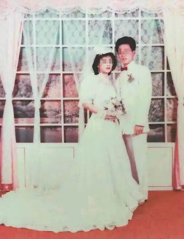 模範丈夫被判終身監禁，妻子離世真相竟藏在一封信裡
案發後他沒有先打緊急電話，反而急著清點財物、詢問保險理賠，還不斷向警方分析「陌生人闖入」的可能。這名資深救護員平日疼妻顧家，在親友眼中幾乎挑不出問題，然而法醫推定的時間、孩子提到的藥丸、毛巾上的物證，以及妻子辦公室抽屜裡那封被刻意留下的信，卻一步步推翻他的說法。更令人唏噓的是，夫妻相伴近二十年、育有一對子女，妻子明知婚姻出現裂痕仍不願放手。陪審團最後為何一致認定枕邊人涉案，這段關係又是從哪個轉折開始走向無法挽回的結局？
（詳細內容請見留言）