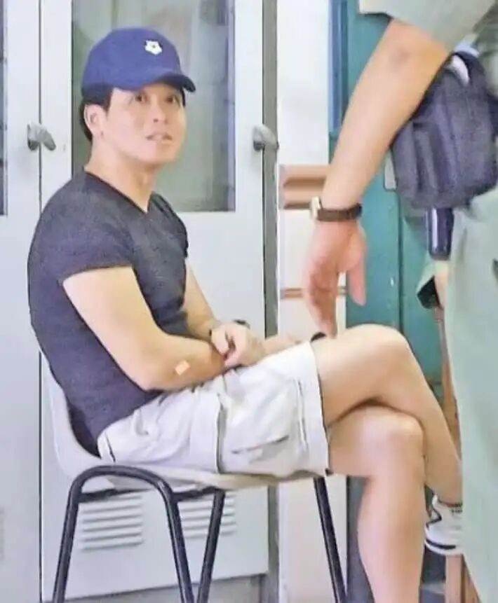 模範丈夫被判終身監禁，妻子離世真相竟藏在一封信裡
案發後他沒有先打緊急電話，反而急著清點財物、詢問保險理賠，還不斷向警方分析「陌生人闖入」的可能。這名資深救護員平日疼妻顧家，在親友眼中幾乎挑不出問題，然而法醫推定的時間、孩子提到的藥丸、毛巾上的物證，以及妻子辦公室抽屜裡那封被刻意留下的信，卻一步步推翻他的說法。更令人唏噓的是，夫妻相伴近二十年、育有一對子女，妻子明知婚姻出現裂痕仍不願放手。陪審團最後為何一致認定枕邊人涉案，這段關係又是從哪個轉折開始走向無法挽回的結局？
（詳細內容請見留言）