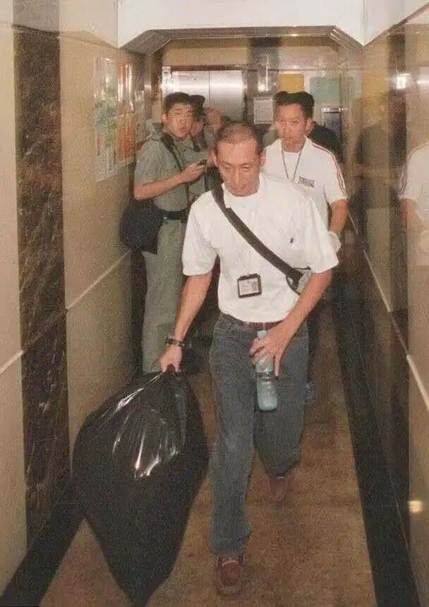 模範丈夫被判終身監禁，妻子離世真相竟藏在一封信裡
案發後他沒有先打緊急電話，反而急著清點財物、詢問保險理賠，還不斷向警方分析「陌生人闖入」的可能。這名資深救護員平日疼妻顧家，在親友眼中幾乎挑不出問題，然而法醫推定的時間、孩子提到的藥丸、毛巾上的物證，以及妻子辦公室抽屜裡那封被刻意留下的信，卻一步步推翻他的說法。更令人唏噓的是，夫妻相伴近二十年、育有一對子女，妻子明知婚姻出現裂痕仍不願放手。陪審團最後為何一致認定枕邊人涉案，這段關係又是從哪個轉折開始走向無法挽回的結局？
（詳細內容請見留言）