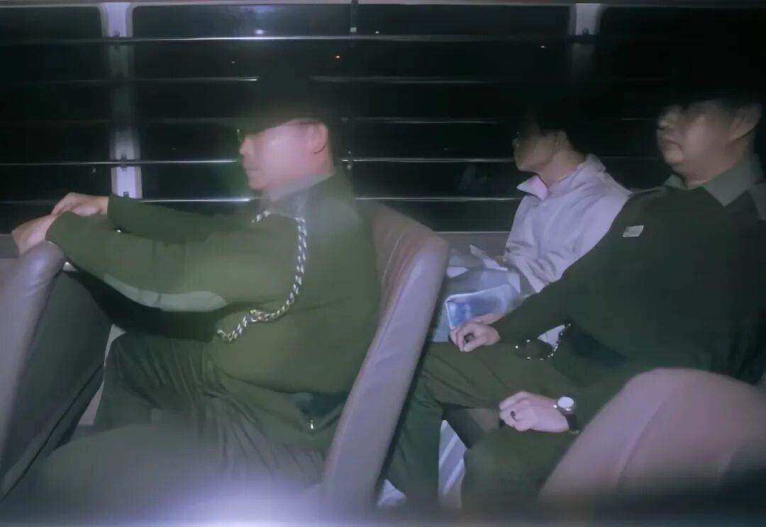 模範丈夫被判終身監禁，妻子離世真相竟藏在一封信裡
案發後他沒有先打緊急電話，反而急著清點財物、詢問保險理賠，還不斷向警方分析「陌生人闖入」的可能。這名資深救護員平日疼妻顧家，在親友眼中幾乎挑不出問題，然而法醫推定的時間、孩子提到的藥丸、毛巾上的物證，以及妻子辦公室抽屜裡那封被刻意留下的信，卻一步步推翻他的說法。更令人唏噓的是，夫妻相伴近二十年、育有一對子女，妻子明知婚姻出現裂痕仍不願放手。陪審團最後為何一致認定枕邊人涉案，這段關係又是從哪個轉折開始走向無法挽回的結局？
（詳細內容請見留言）