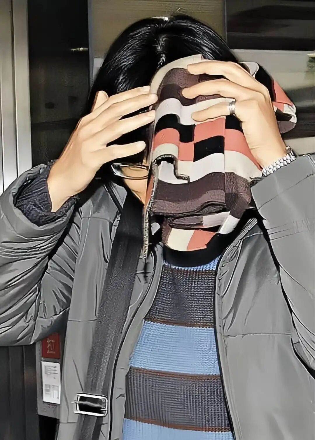 模範丈夫被判終身監禁，妻子離世真相竟藏在一封信裡
案發後他沒有先打緊急電話，反而急著清點財物、詢問保險理賠，還不斷向警方分析「陌生人闖入」的可能。這名資深救護員平日疼妻顧家，在親友眼中幾乎挑不出問題，然而法醫推定的時間、孩子提到的藥丸、毛巾上的物證，以及妻子辦公室抽屜裡那封被刻意留下的信，卻一步步推翻他的說法。更令人唏噓的是，夫妻相伴近二十年、育有一對子女，妻子明知婚姻出現裂痕仍不願放手。陪審團最後為何一致認定枕邊人涉案，這段關係又是從哪個轉折開始走向無法挽回的結局？
（詳細內容請見留言）