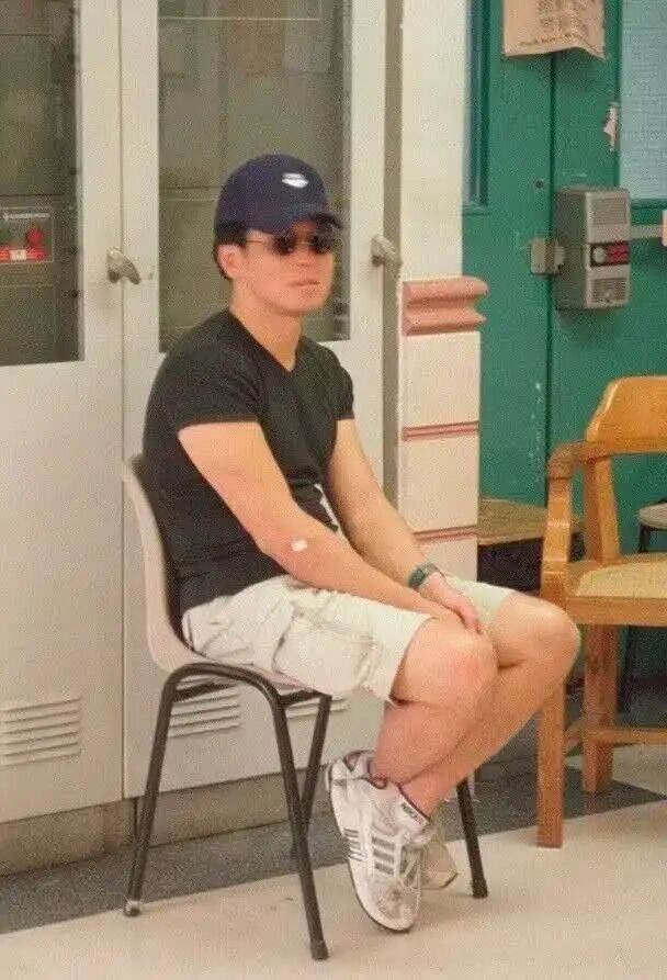 模範丈夫被判終身監禁，妻子離世真相竟藏在一封信裡
案發後他沒有先打緊急電話，反而急著清點財物、詢問保險理賠，還不斷向警方分析「陌生人闖入」的可能。這名資深救護員平日疼妻顧家，在親友眼中幾乎挑不出問題，然而法醫推定的時間、孩子提到的藥丸、毛巾上的物證，以及妻子辦公室抽屜裡那封被刻意留下的信，卻一步步推翻他的說法。更令人唏噓的是，夫妻相伴近二十年、育有一對子女，妻子明知婚姻出現裂痕仍不願放手。陪審團最後為何一致認定枕邊人涉案，這段關係又是從哪個轉折開始走向無法挽回的結局？
（詳細內容請見留言）