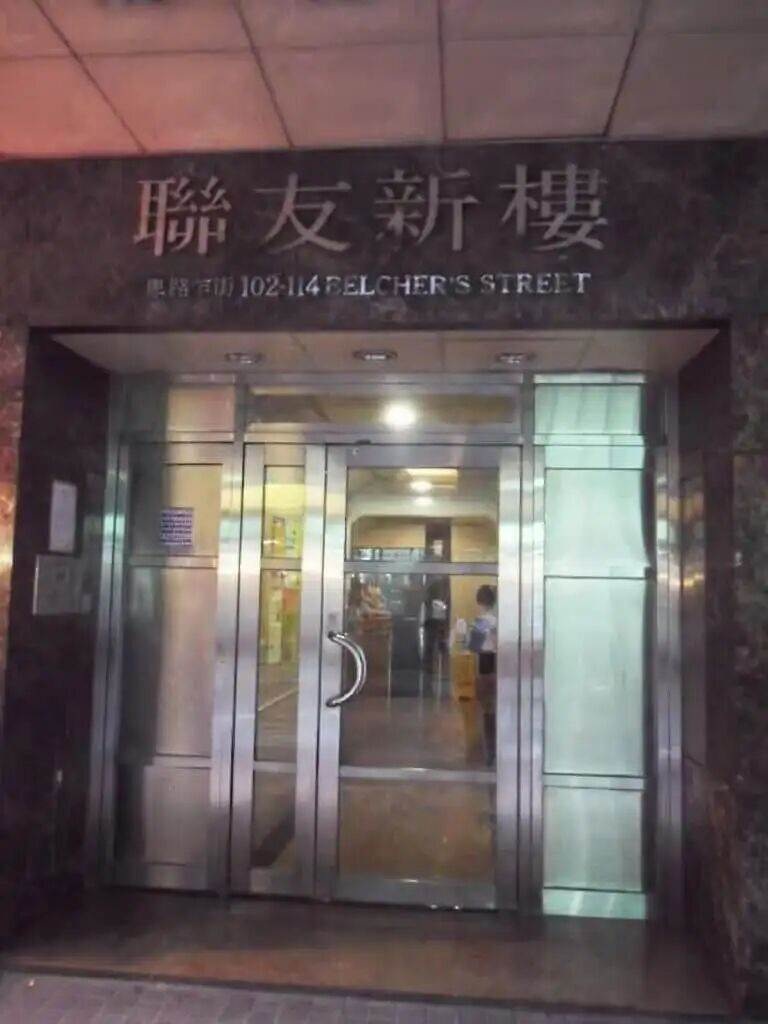 模範丈夫被判終身監禁，妻子離世真相竟藏在一封信裡
案發後他沒有先打緊急電話，反而急著清點財物、詢問保險理賠，還不斷向警方分析「陌生人闖入」的可能。這名資深救護員平日疼妻顧家，在親友眼中幾乎挑不出問題，然而法醫推定的時間、孩子提到的藥丸、毛巾上的物證，以及妻子辦公室抽屜裡那封被刻意留下的信，卻一步步推翻他的說法。更令人唏噓的是，夫妻相伴近二十年、育有一對子女，妻子明知婚姻出現裂痕仍不願放手。陪審團最後為何一致認定枕邊人涉案，這段關係又是從哪個轉折開始走向無法挽回的結局？
（詳細內容請見留言）