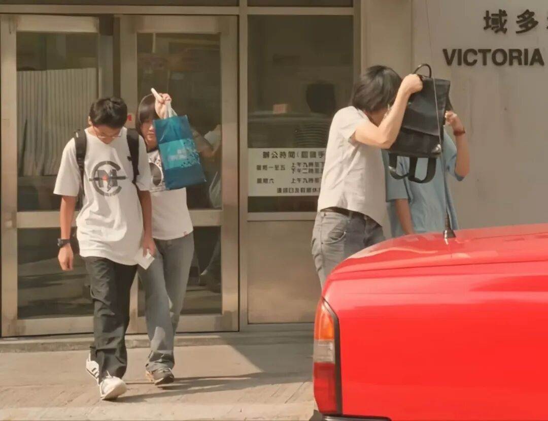 模範丈夫被判終身監禁，妻子離世真相竟藏在一封信裡
案發後他沒有先打緊急電話，反而急著清點財物、詢問保險理賠，還不斷向警方分析「陌生人闖入」的可能。這名資深救護員平日疼妻顧家，在親友眼中幾乎挑不出問題，然而法醫推定的時間、孩子提到的藥丸、毛巾上的物證，以及妻子辦公室抽屜裡那封被刻意留下的信，卻一步步推翻他的說法。更令人唏噓的是，夫妻相伴近二十年、育有一對子女，妻子明知婚姻出現裂痕仍不願放手。陪審團最後為何一致認定枕邊人涉案，這段關係又是從哪個轉折開始走向無法挽回的結局？
（詳細內容請見留言）
