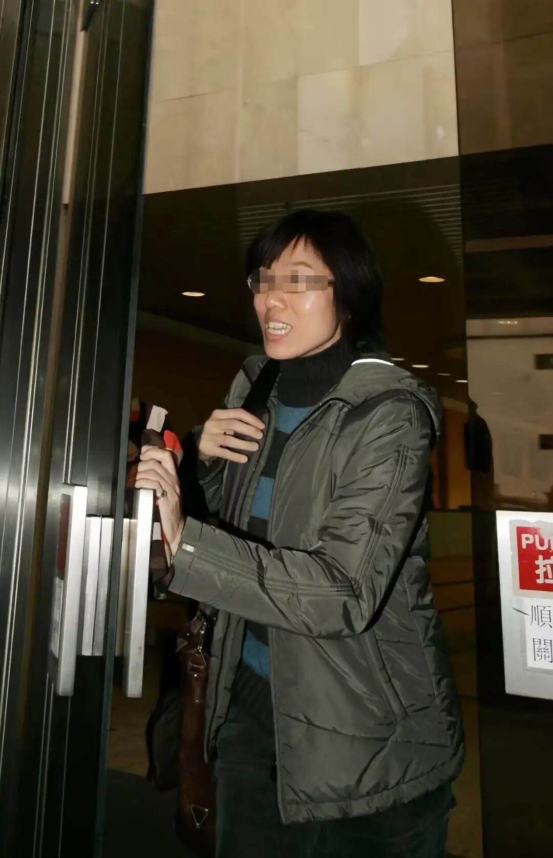 模範丈夫被判終身監禁，妻子離世真相竟藏在一封信裡
案發後他沒有先打緊急電話，反而急著清點財物、詢問保險理賠，還不斷向警方分析「陌生人闖入」的可能。這名資深救護員平日疼妻顧家，在親友眼中幾乎挑不出問題，然而法醫推定的時間、孩子提到的藥丸、毛巾上的物證，以及妻子辦公室抽屜裡那封被刻意留下的信，卻一步步推翻他的說法。更令人唏噓的是，夫妻相伴近二十年、育有一對子女，妻子明知婚姻出現裂痕仍不願放手。陪審團最後為何一致認定枕邊人涉案，這段關係又是從哪個轉折開始走向無法挽回的結局？
（詳細內容請見留言）