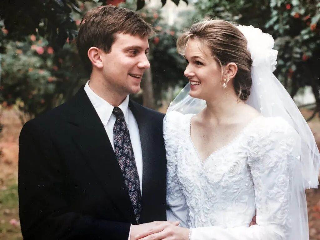 結婚紀念日前夕離奇失蹤，18年後獄中一句話翻轉整起案件
他有穩定工作、美滿家庭，也與妻子相戀十六年，卻在一次獨自打獵後消失得無影無蹤。湖邊只留下整齊的裝備與幾乎未消耗的燃料，搜救隊、潛水員、直升機全數出動，仍找不到任何確切線索。有人說他意外落水，也有人懷疑與野生動物有關，但母親始終不相信兒子會憑空消失。更耐人尋味的是，他失蹤前才投保高額保險，妻子取得死亡證明後，又與他的好友展開新生活。多年後，那名好友因另案入獄，終於說出埋藏十八年的關鍵內容。沒有遺體、缺乏直接物證的情況下，調查人員究竟如何把散落多年的線索重新拼起來？
（詳細內容請見留言）