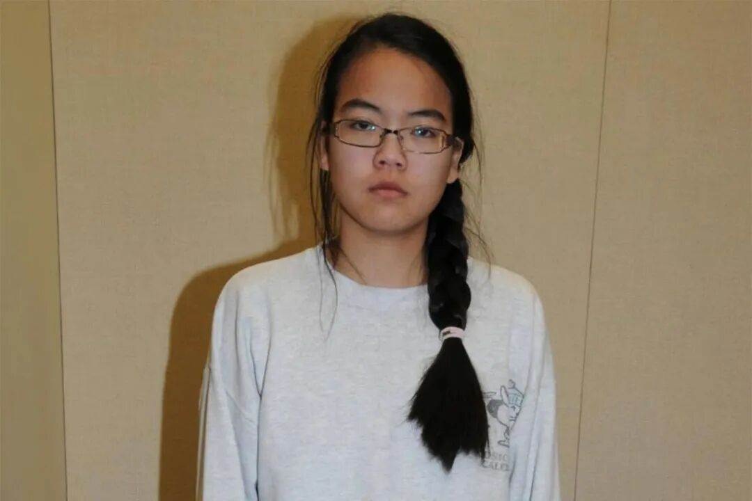 乖巧女兒報案求救，父親醒來後第一句話卻推翻她的全部說法
她聲稱有人闖入家中，自己被綁在二樓，父母則在樓下遭遇危險；警方趕到時，母親已不幸離世，父親身受重傷，而她幾乎毫髮無傷。大門沒有明顯破壞，貴重物品大多仍在，唯一目擊者也被留在現場，種種細節都不像單純的隨機闖入。調查繼續深入後，警方更發現她多年來偽造成績與學歷，連家人深信不疑的大學生活也從未存在，長達七年的感情同樣被藏得密不透風。真正的轉折，是父親從昏迷中醒來後指出女兒當晚其實能自由走動。這個看似要求嚴格卻平靜的家庭，究竟累積了什麼壓力，才讓一連串謊言走到最難挽回的一步？
（詳細內容請見留言）