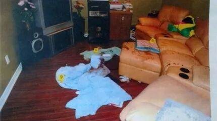 乖巧女兒報案求救，父親醒來後第一句話卻推翻她的全部說法
她聲稱有人闖入家中，自己被綁在二樓，父母則在樓下遭遇危險；警方趕到時，母親已不幸離世，父親身受重傷，而她幾乎毫髮無傷。大門沒有明顯破壞，貴重物品大多仍在，唯一目擊者也被留在現場，種種細節都不像單純的隨機闖入。調查繼續深入後，警方更發現她多年來偽造成績與學歷，連家人深信不疑的大學生活也從未存在，長達七年的感情同樣被藏得密不透風。真正的轉折，是父親從昏迷中醒來後指出女兒當晚其實能自由走動。這個看似要求嚴格卻平靜的家庭，究竟累積了什麼壓力，才讓一連串謊言走到最難挽回的一步？
（詳細內容請見留言）