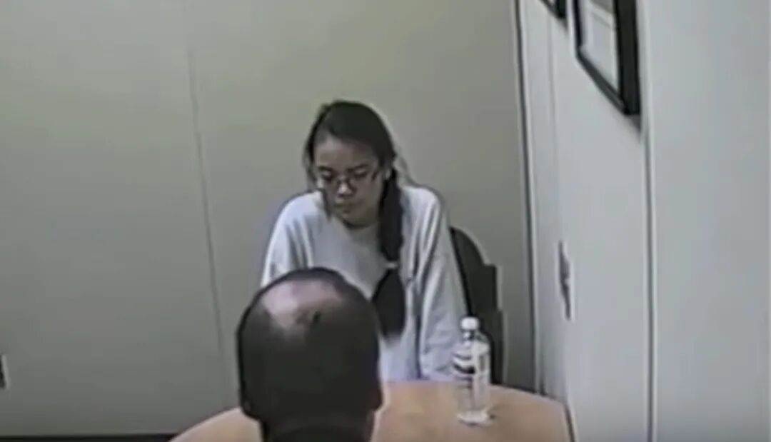 乖巧女兒報案求救，父親醒來後第一句話卻推翻她的全部說法
她聲稱有人闖入家中，自己被綁在二樓，父母則在樓下遭遇危險；警方趕到時，母親已不幸離世，父親身受重傷，而她幾乎毫髮無傷。大門沒有明顯破壞，貴重物品大多仍在，唯一目擊者也被留在現場，種種細節都不像單純的隨機闖入。調查繼續深入後，警方更發現她多年來偽造成績與學歷，連家人深信不疑的大學生活也從未存在，長達七年的感情同樣被藏得密不透風。真正的轉折，是父親從昏迷中醒來後指出女兒當晚其實能自由走動。這個看似要求嚴格卻平靜的家庭，究竟累積了什麼壓力，才讓一連串謊言走到最難挽回的一步？
（詳細內容請見留言）
