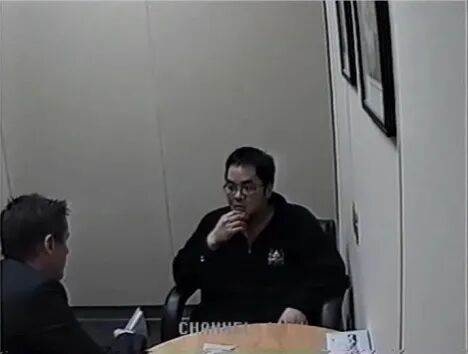 乖巧女兒報案求救，父親醒來後第一句話卻推翻她的全部說法
她聲稱有人闖入家中，自己被綁在二樓，父母則在樓下遭遇危險；警方趕到時，母親已不幸離世，父親身受重傷，而她幾乎毫髮無傷。大門沒有明顯破壞，貴重物品大多仍在，唯一目擊者也被留在現場，種種細節都不像單純的隨機闖入。調查繼續深入後，警方更發現她多年來偽造成績與學歷，連家人深信不疑的大學生活也從未存在，長達七年的感情同樣被藏得密不透風。真正的轉折，是父親從昏迷中醒來後指出女兒當晚其實能自由走動。這個看似要求嚴格卻平靜的家庭，究竟累積了什麼壓力，才讓一連串謊言走到最難挽回的一步？
（詳細內容請見留言）