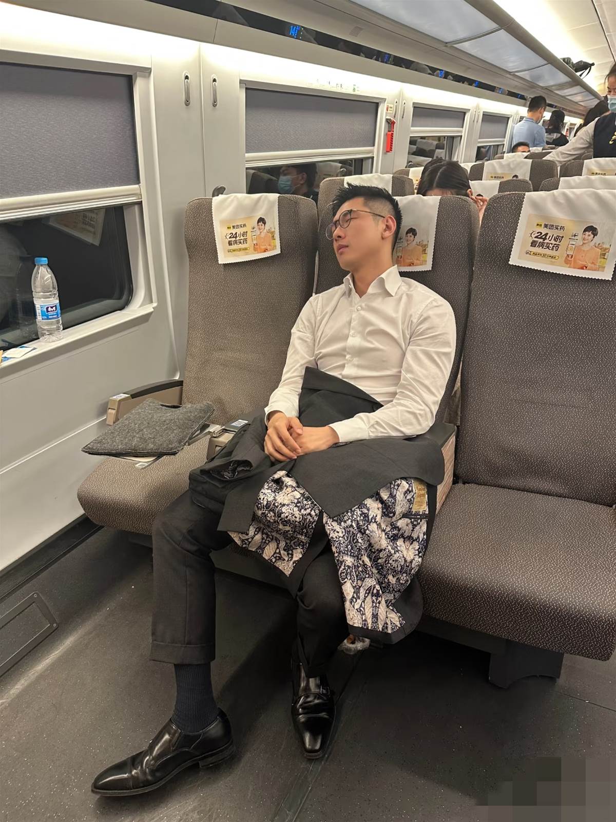 高鐵巧遇西裝型男,她興奮把照片傳進閨蜜群,朋友一句回覆讓她瞬間傻眼
