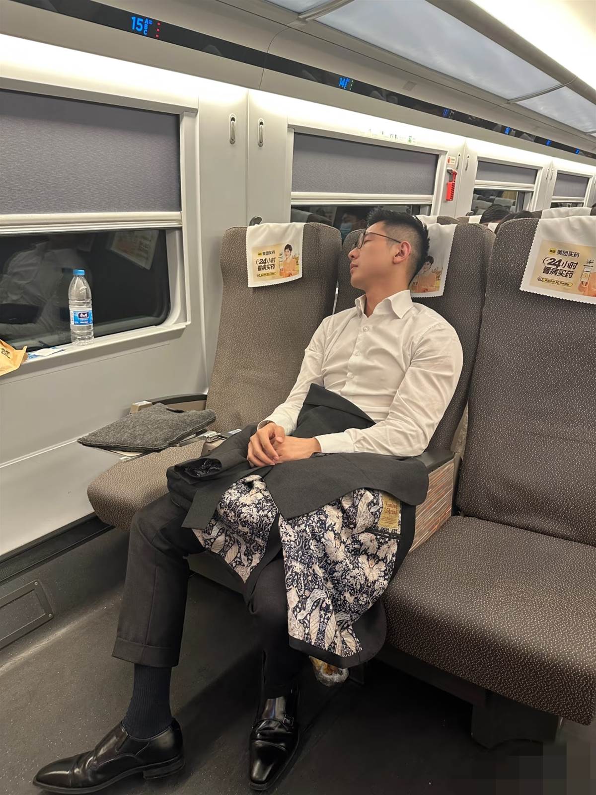 高鐵巧遇西裝型男,她興奮把照片傳進閨蜜群,朋友一句回覆讓她瞬間傻眼