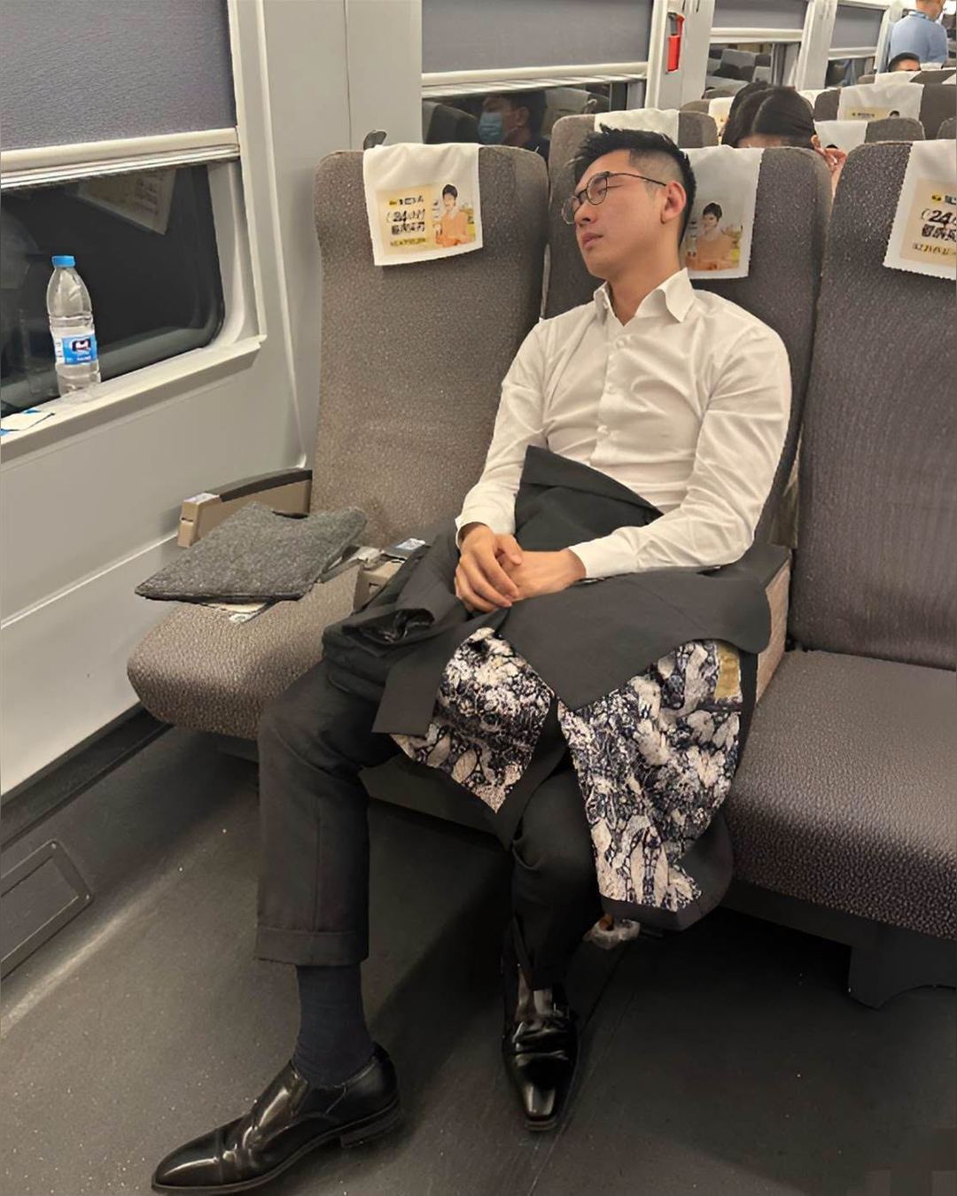 高鐵巧遇西裝型男,她興奮把照片傳進閨蜜群,朋友一句回覆讓她瞬間傻眼