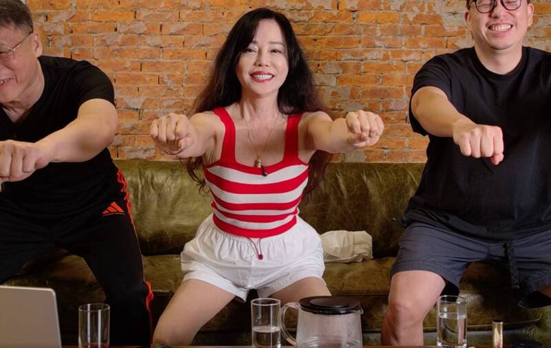 64歲狄鶯直播尺度大開！抖內2萬再曝私密話題，平台證實曾接洽