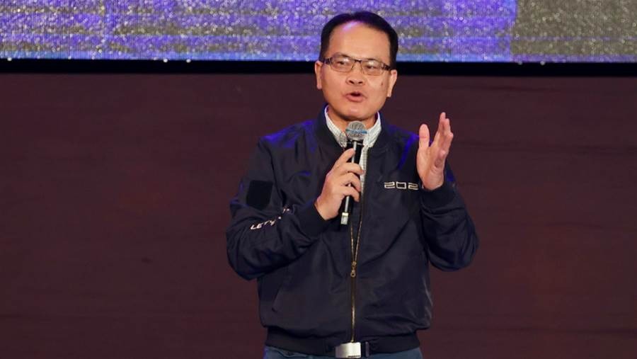 鄭弘儀健康亮紅燈「請辭原因藏多年壓力」與妻子相依近況曝光