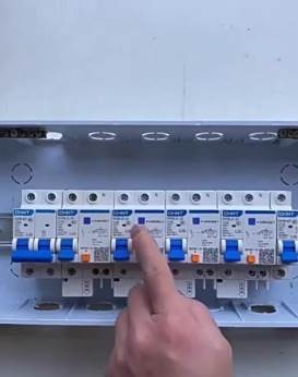 臺北獨居父親電費暴增,兒子拉斷電閘後才發現鄰里秘密