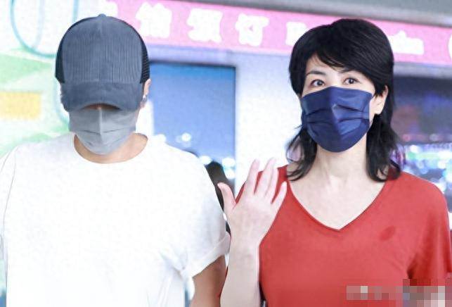 西藏遇巨星拜佛!56歲天后戴頭巾「被拍面相全變了」照片瘋傳網驚覺「一亮點」,內幕不單純