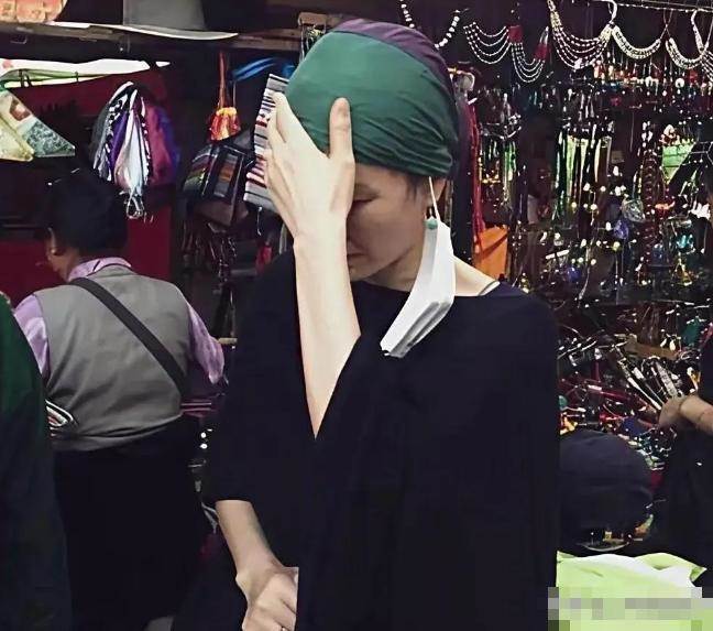 西藏遇巨星拜佛!56歲天后戴頭巾「被拍面相全變了」照片瘋傳網驚覺「一亮點」,內幕不單純