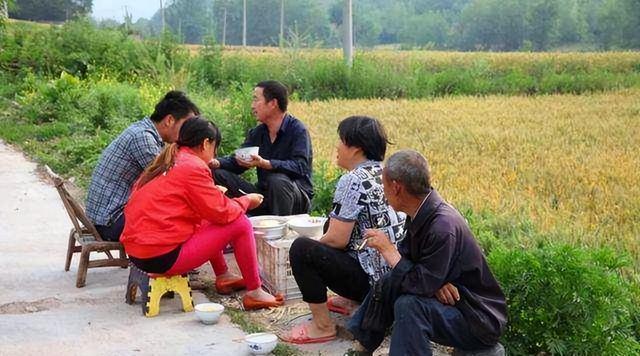 父母離世後才懂,姑姑和舅舅「第一反應」差很多,親情現實藏不住