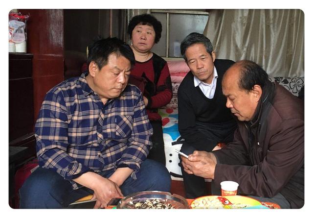 父母離世後才懂,姑姑和舅舅「第一反應」差很多,親情現實藏不住