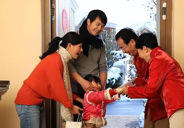 父母離世後才懂,姑姑和舅舅「第一反應」差很多,親情現實藏不住