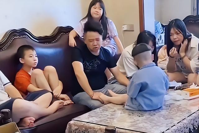 父母離世後才懂,姑姑和舅舅「第一反應」差很多,親情現實藏不住