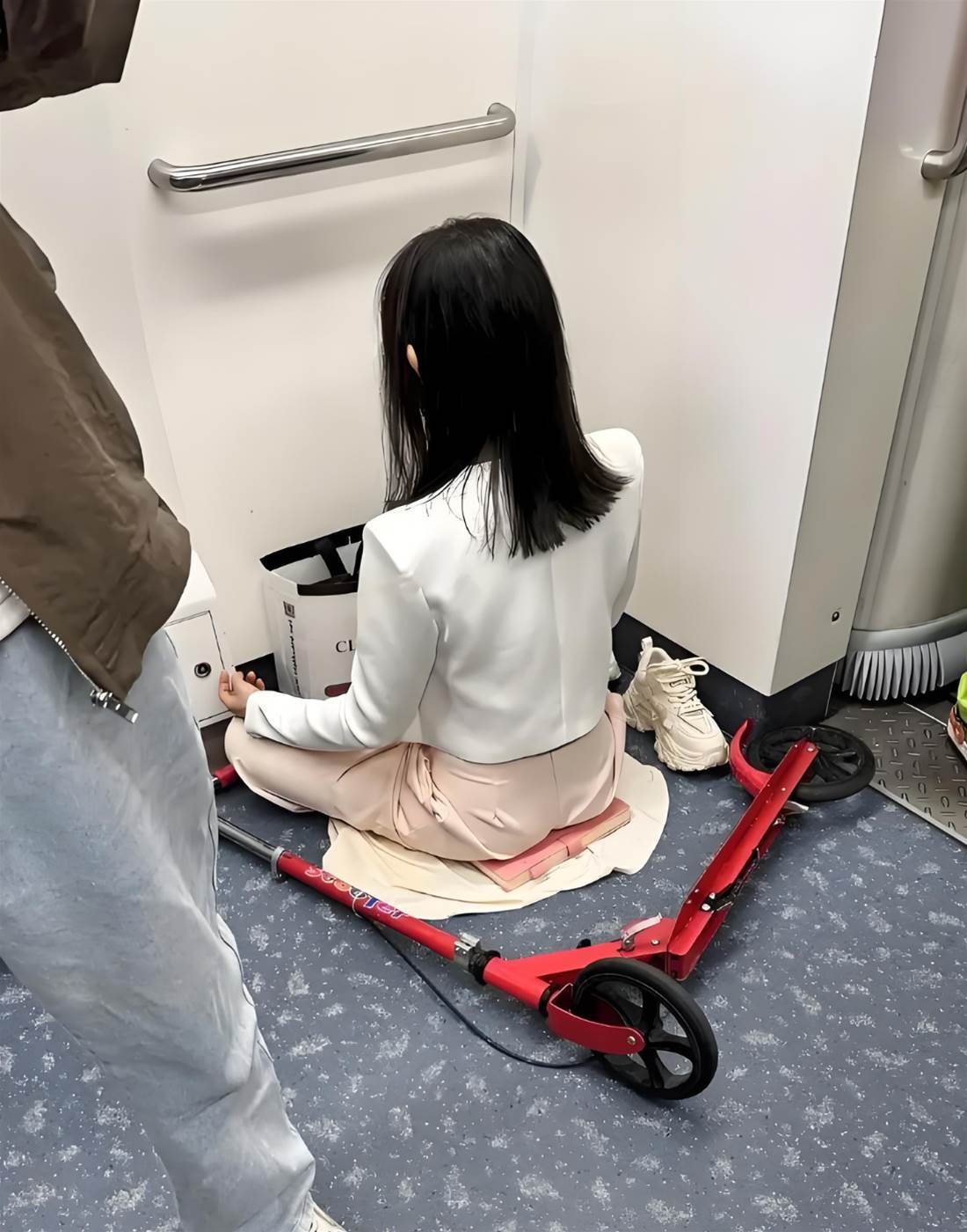 捷運驚見「地板打坐妹」！內行人一看「屁股下坐墊」急勸，千萬別打擾