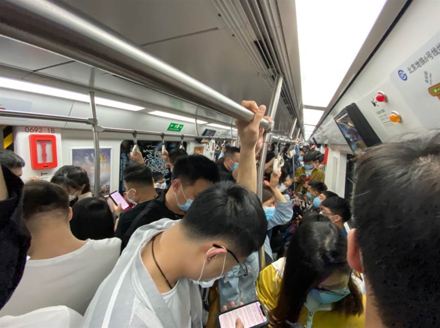 捷運驚見「地板打坐妹」！內行人一看「屁股下坐墊」急勸，千萬別打擾