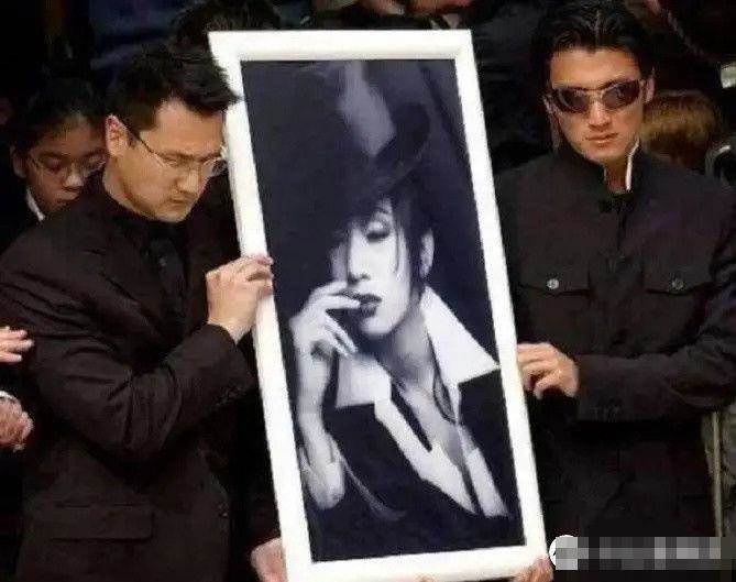 墊著尿布身體病榻告別!去世后留下2億遺產,葬禮上母親開心得像個孩子,誰知梅艷芳留一手