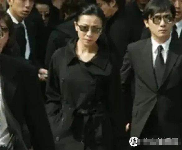 墊著尿布身體病榻告別!去世后留下2億遺產,葬禮上母親開心得像個孩子,誰知梅艷芳留一手