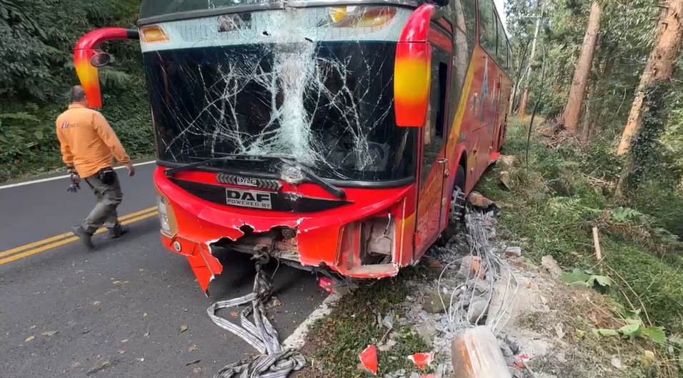 南投遊覽車自撞後駕駛一度不見人影，23歲男子隔天現身，竟稱只是練習山路駕駛