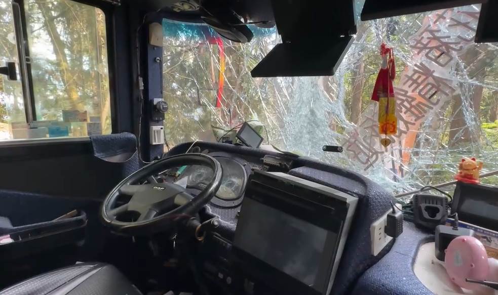 南投遊覽車自撞後駕駛一度不見人影，23歲男子隔天現身，竟稱只是練習山路駕駛