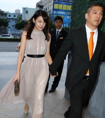 賈靜雯豪門婚姻舊事再掀討論,女兒出生後婆媳裂痕加深,林若亞一句「不生孩子」讓孫家態度翻轉
