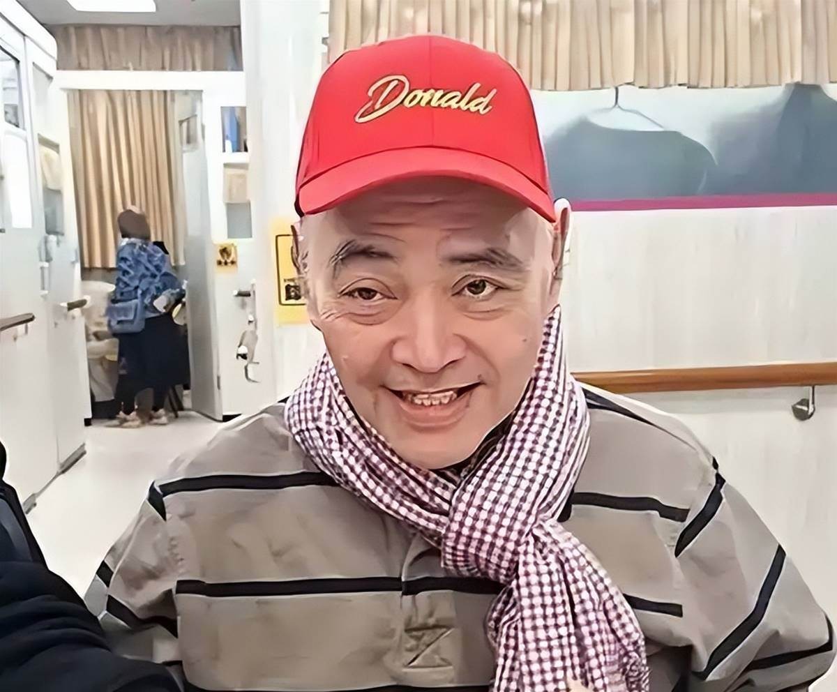 太過分!73歲樂壇天王失智後住進養老院,經紀人探視稱1年半未妥善清潔、出現壓傷,每月費用約12萬
