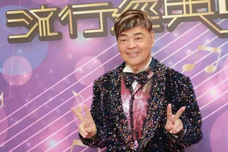 太過分!73歲樂壇天王失智後住進養老院,經紀人探視稱1年半未妥善清潔、出現壓傷,每月費用約12萬