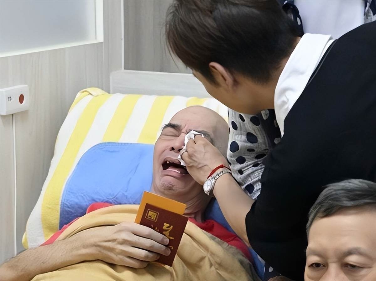太過分!73歲樂壇天王失智後住進養老院,經紀人探視稱1年半未妥善清潔、出現壓傷,每月費用約12萬