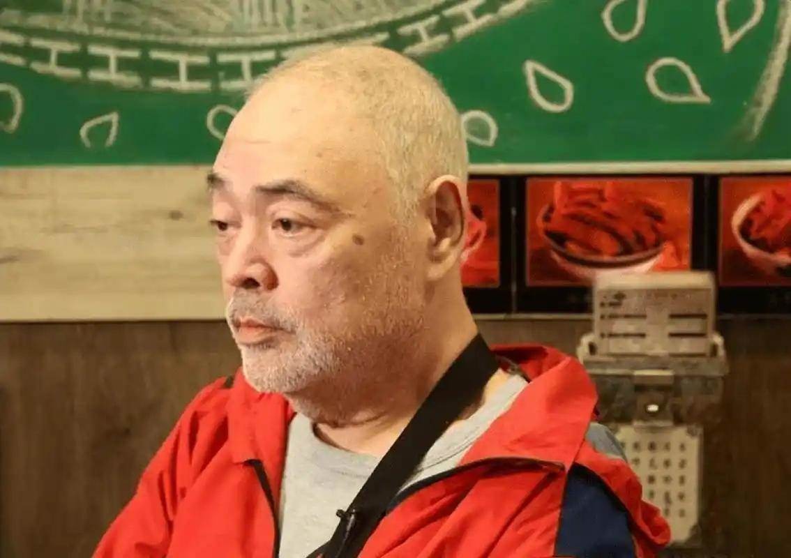 太過分!73歲樂壇天王失智後住進養老院,經紀人探視稱1年半未妥善清潔、出現壓傷,每月費用約12萬