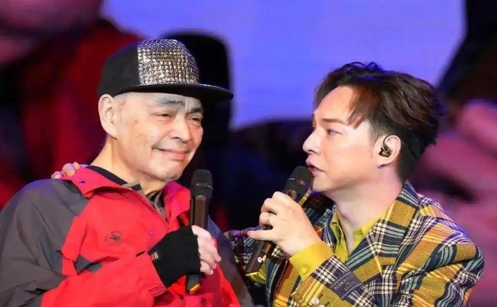 太過分!73歲樂壇天王失智後住進養老院,經紀人探視稱1年半未妥善清潔、出現壓傷,每月費用約12萬